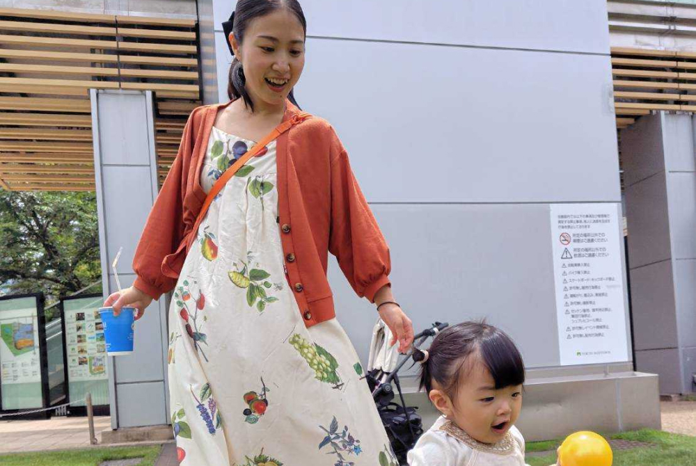 歩けるようになった娘とたくさんお散歩します