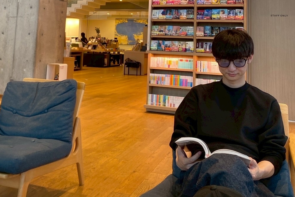 落ち着いたカフェや図書館で過ごす週末。